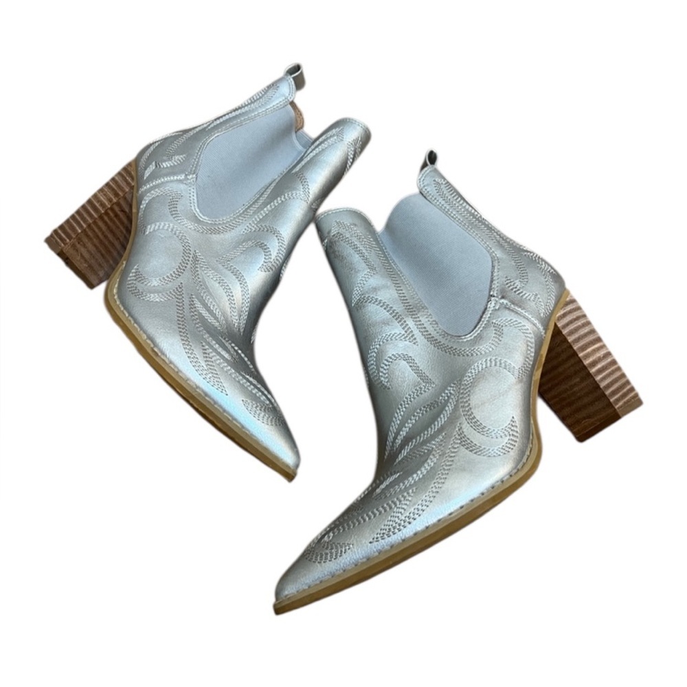Mi,iM Silver Western Heeled Pointy Toe Ankle Boots Size 9